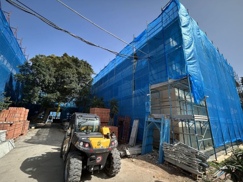 edificio-cantiere-telo-blu